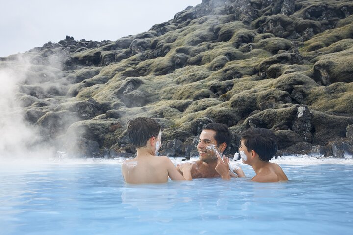 Relaxar nas águas azul-leitosas da spa geotérmica Blue Lagoon perto de Reykjavík, Islândia, foto 8 | wizardtrip
