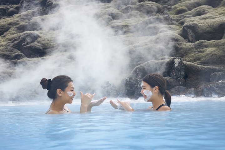 Relaxar nas águas azul-leitosas da spa geotérmica Blue Lagoon perto de Reykjavík, Islândia, foto 9 | wizardtrip