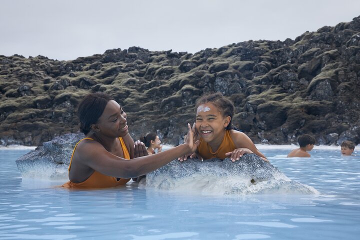 Relaxar nas águas azul-leitosas da spa geotérmica Blue Lagoon perto de Reykjavík, Islândia, foto 10 | wizardtrip