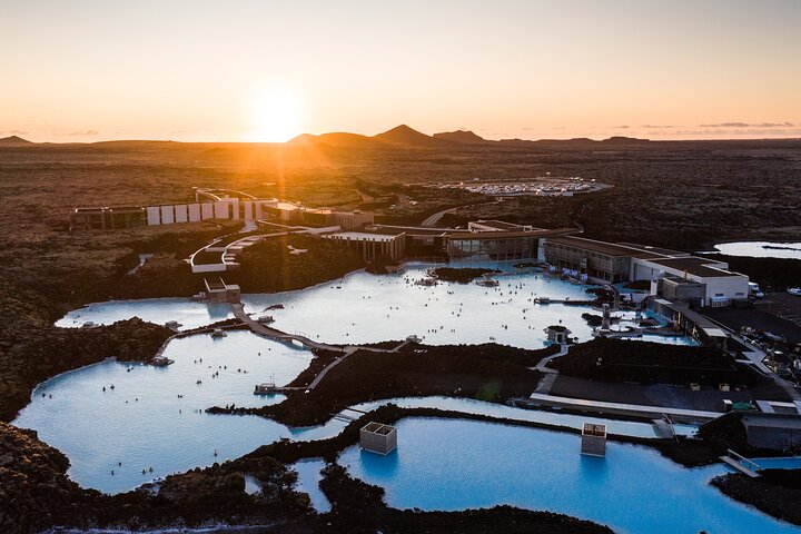 Relaxar nas águas azul-leitosas da spa geotérmica Blue Lagoon perto de Reykjavík, Islândia, foto 11 | wizardtrip