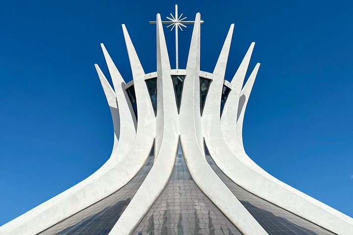 Explorez les monuments modernistes de Brasilia, y compris la Cathédrale et le Congrès National, lors d'une visite guidée de la ville, photo 11 | wizardtrip