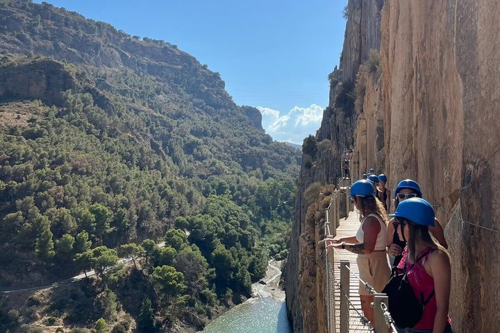 Guidet tur på Caminito del Rey gangbroen i Málaga, Spanien, med fantastisk udsigt over kløften og broer, foto 7 | wizardtrip