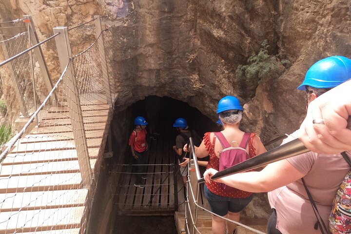 Guidet tur på Caminito del Rey gangbroen i Málaga, Spanien, med fantastisk udsigt over kløften og broer, foto 22 | wizardtrip