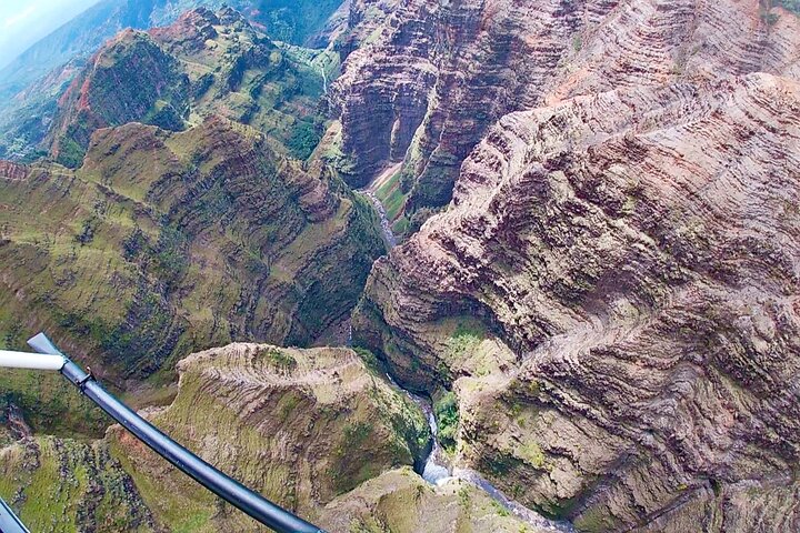 カウアイ島の素晴らしい滝とドラマチックな海岸線を巡る、プライベート・ドアオフヘリコプターツアー、写真12 | wizardtrip