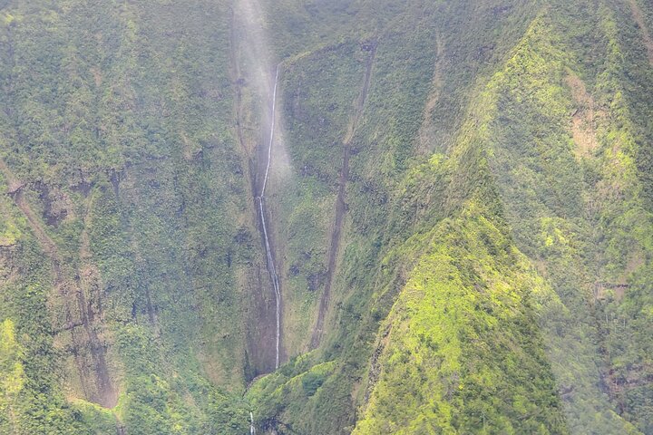 カウアイ島の素晴らしい滝とドラマチックな海岸線を巡る、プライベート・ドアオフヘリコプターツアー、写真31 | wizardtrip