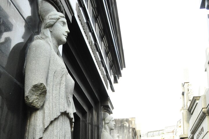 Explorez les mausolées ornés et découvrez des histoires fascinantes au cimetière de la Recoleta à Buenos Aires, photo 7 | wizardtrip