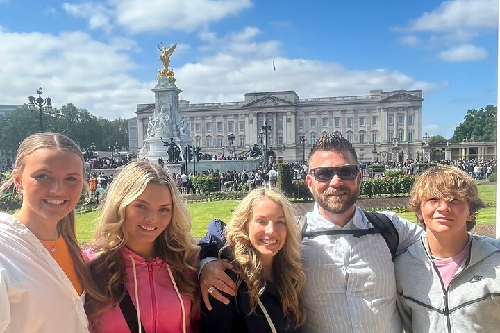 Private black cab tour of London's iconic landmarks, including Buckingham Palace and the Houses of Parliament, photo 6 | wizardtrip