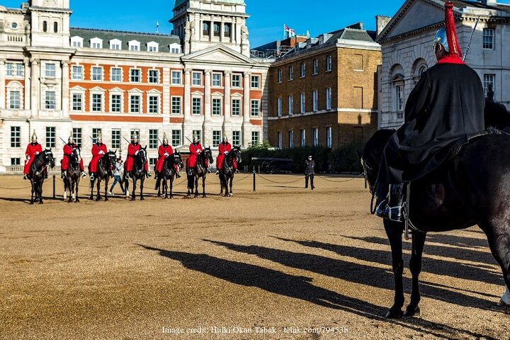 Private black cab tour of London's iconic landmarks, including Buckingham Palace and the Houses of Parliament, photo 16 | wizardtrip