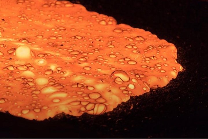 Spettacolo di lava dal vivo a Vik, Islanda, con lava fusa ed elementi educativi, foto 18 | wizardtrip