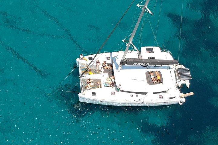 Catamaran cruise in Naxos, Greece, with swimming, snorkeling, and onboard dining, photo 6 | wizardtrip