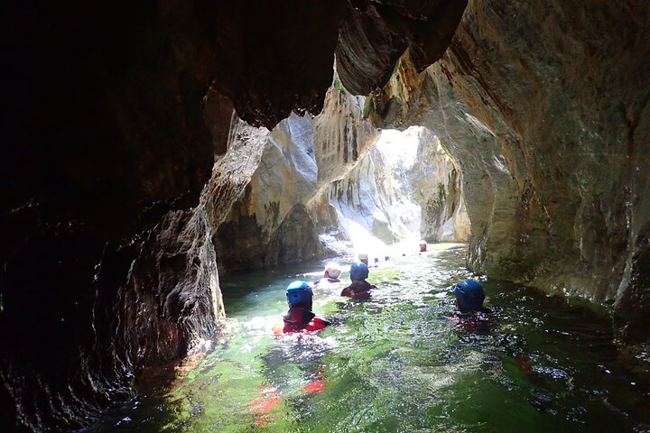 Vivez un canyoning palpitant dans le canyon de Guadalmina près de Marbella, en Espagne, avec des sauts, des toboggans et du rappel, photo 6 | wizardtrip