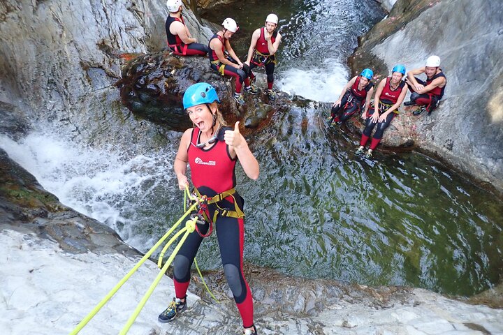 Vivez un canyoning palpitant dans le canyon de Guadalmina près de Marbella, en Espagne, avec des sauts, des toboggans et du rappel, photo 7 | wizardtrip