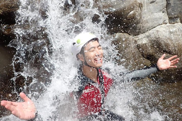 Vivez un canyoning palpitant dans le canyon de Guadalmina près de Marbella, en Espagne, avec des sauts, des toboggans et du rappel, photo 8 | wizardtrip
