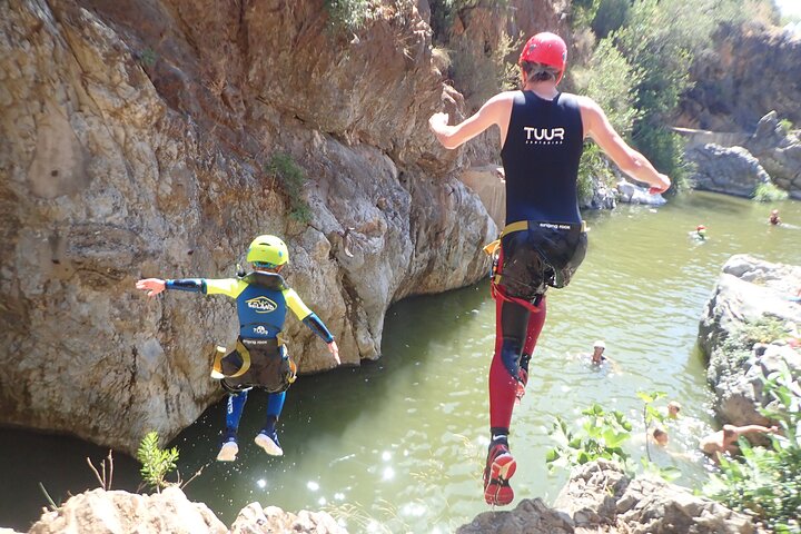 Vivez un canyoning palpitant dans le canyon de Guadalmina près de Marbella, en Espagne, avec des sauts, des toboggans et du rappel, photo 9 | wizardtrip