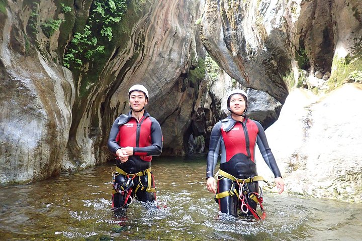 Vivez un canyoning palpitant dans le canyon de Guadalmina près de Marbella, en Espagne, avec des sauts, des toboggans et du rappel, photo 12 | wizardtrip