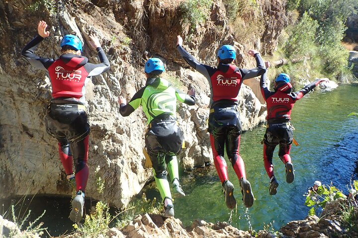 Vivez un canyoning palpitant dans le canyon de Guadalmina près de Marbella, en Espagne, avec des sauts, des toboggans et du rappel, photo 13 | wizardtrip