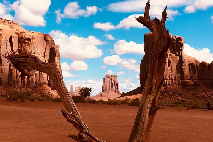 Erleben Sie eine geführte Sonnenuntergangs-Tour durch die ikonischen Landschaften und gesperrten Gebiete des Monument Valley, Foto 6 | wizardtrip