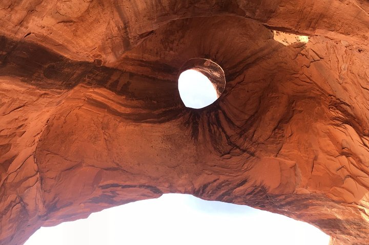 Erleben Sie eine geführte Sonnenuntergangs-Tour durch die ikonischen Landschaften und gesperrten Gebiete des Monument Valley, Foto 7 | wizardtrip
