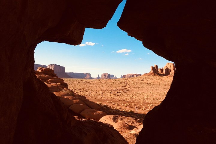Erleben Sie eine geführte Sonnenuntergangs-Tour durch die ikonischen Landschaften und gesperrten Gebiete des Monument Valley, Foto 11 | wizardtrip
