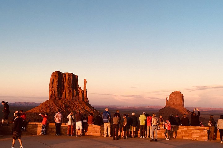 Erleben Sie eine geführte Sonnenuntergangs-Tour durch die ikonischen Landschaften und gesperrten Gebiete des Monument Valley, Foto 12 | wizardtrip