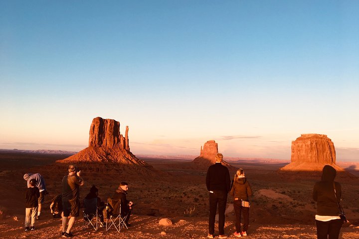 Erleben Sie eine geführte Sonnenuntergangs-Tour durch die ikonischen Landschaften und gesperrten Gebiete des Monument Valley, Foto 15 | wizardtrip