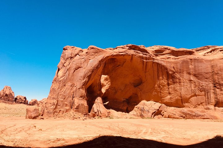 Erleben Sie eine geführte Sonnenuntergangs-Tour durch die ikonischen Landschaften und gesperrten Gebiete des Monument Valley, Foto 16 | wizardtrip