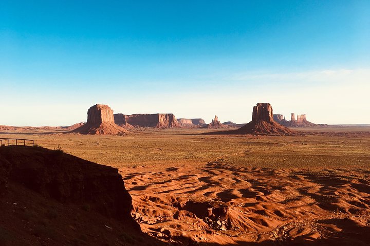 Erleben Sie eine geführte Sonnenuntergangs-Tour durch die ikonischen Landschaften und gesperrten Gebiete des Monument Valley, Foto 20 | wizardtrip