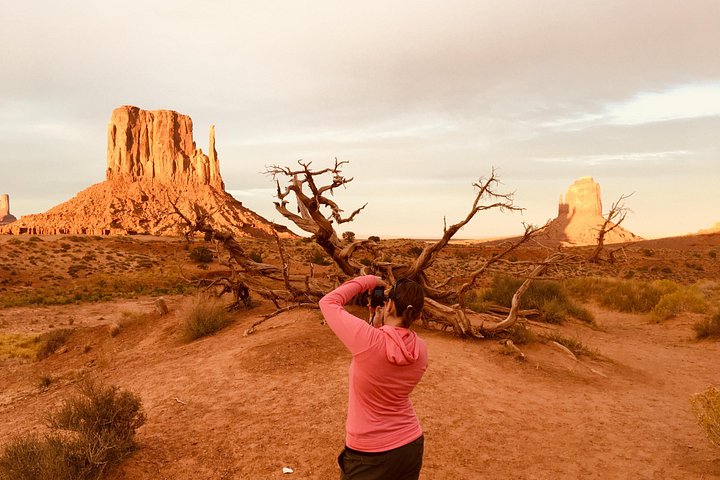 Erleben Sie eine geführte Sonnenuntergangs-Tour durch die ikonischen Landschaften und gesperrten Gebiete des Monument Valley, Foto 21 | wizardtrip