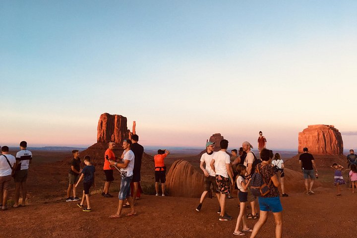Erleben Sie eine geführte Sonnenuntergangs-Tour durch die ikonischen Landschaften und gesperrten Gebiete des Monument Valley, Foto 22 | wizardtrip