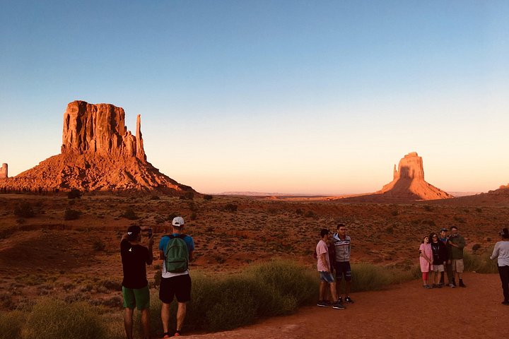 Erleben Sie eine geführte Sonnenuntergangs-Tour durch die ikonischen Landschaften und gesperrten Gebiete des Monument Valley, Foto 23 | wizardtrip