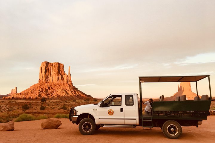 Erleben Sie eine geführte Sonnenuntergangs-Tour durch die ikonischen Landschaften und gesperrten Gebiete des Monument Valley, Foto 26 | wizardtrip