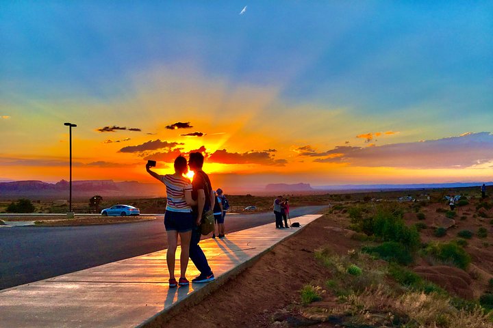 Erleben Sie eine geführte Sonnenuntergangs-Tour durch die ikonischen Landschaften und gesperrten Gebiete des Monument Valley, Foto 31 | wizardtrip