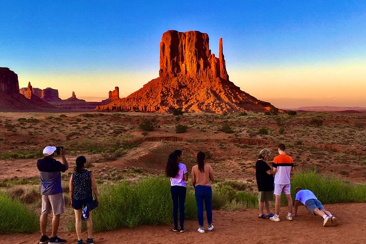 Erleben Sie eine geführte Sonnenuntergangs-Tour durch die ikonischen Landschaften und gesperrten Gebiete des Monument Valley, Foto 32 | wizardtrip