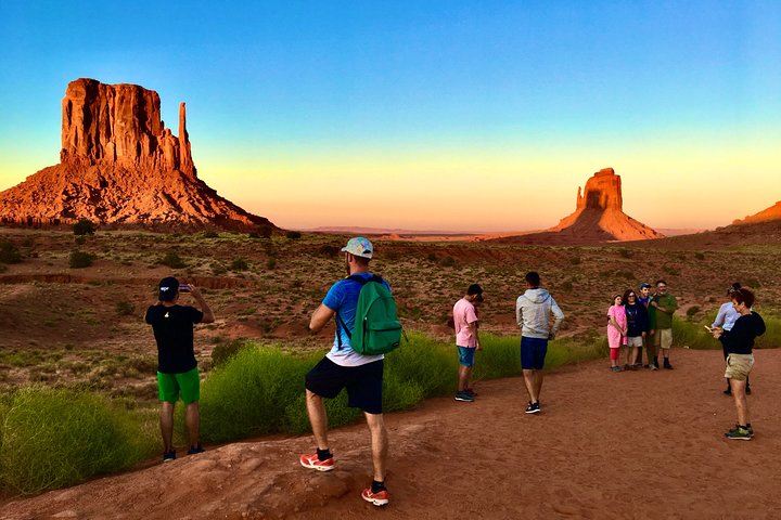Erleben Sie eine geführte Sonnenuntergangs-Tour durch die ikonischen Landschaften und gesperrten Gebiete des Monument Valley, Foto 34 | wizardtrip