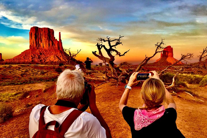 Erleben Sie eine geführte Sonnenuntergangs-Tour durch die ikonischen Landschaften und gesperrten Gebiete des Monument Valley, Foto 35 | wizardtrip
