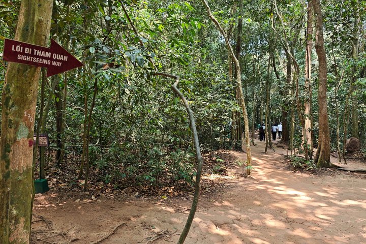 Explorez les tunnels historiques de Cu Chi à Ben Duoc, Vietnam, offrant un aperçu authentique de la survie en temps de guerre, photo 41 | wizardtrip