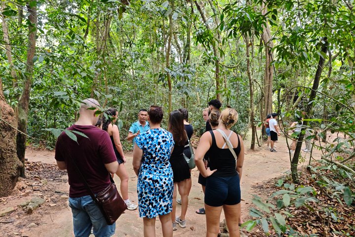 Explorez les tunnels historiques de Cu Chi à Ben Duoc, Vietnam, offrant un aperçu authentique de la survie en temps de guerre, photo 42 | wizardtrip