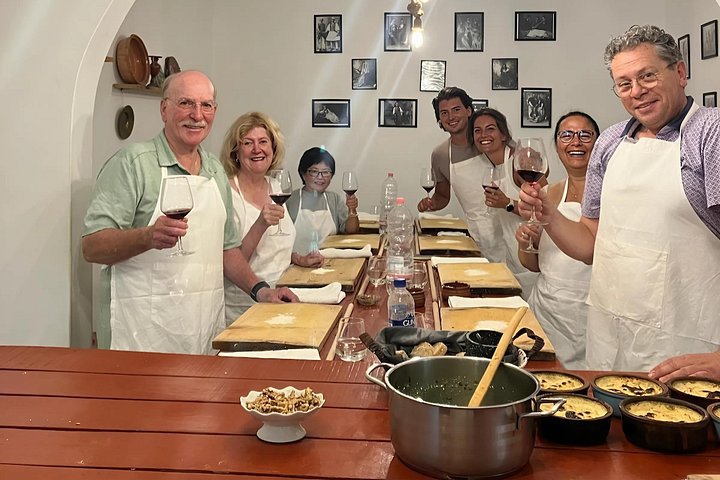 Leer traditioneel Albanees koken met onbeperkte wijn en raki in Tirana, foto 6 | wizardtrip