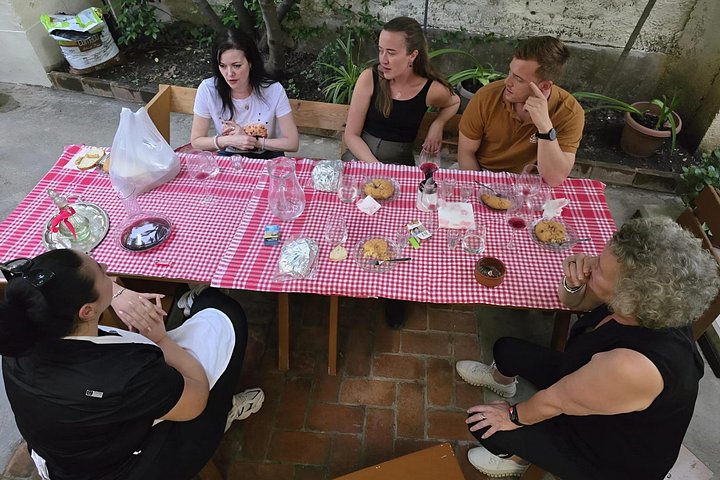 Leer traditioneel Albanees koken met onbeperkte wijn en raki in Tirana, foto 8 | wizardtrip