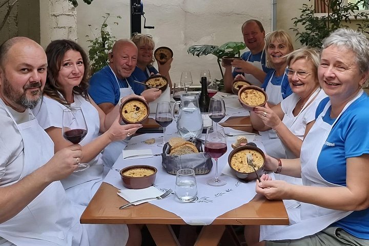 Leer traditioneel Albanees koken met onbeperkte wijn en raki in Tirana, foto 9 | wizardtrip