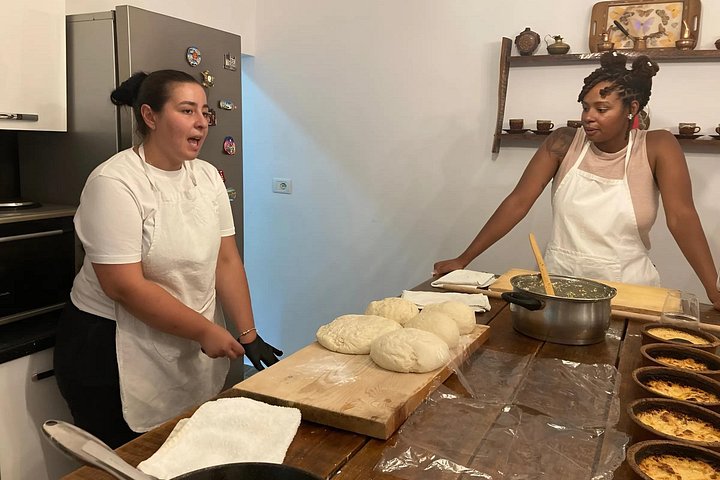 Leer traditioneel Albanees koken met onbeperkte wijn en raki in Tirana, foto 16 | wizardtrip