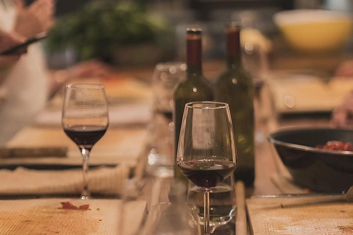 Leer traditioneel Albanees koken met onbeperkte wijn en raki in Tirana, foto 20 | wizardtrip