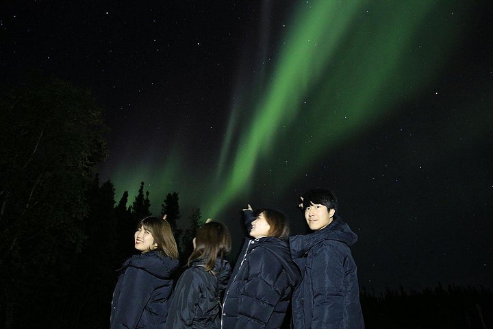 Turistas a observar a Aurora Boreal de um autocarro no Ingraham Trail em Yellowknife, Canadá, foto 6 | wizardtrip