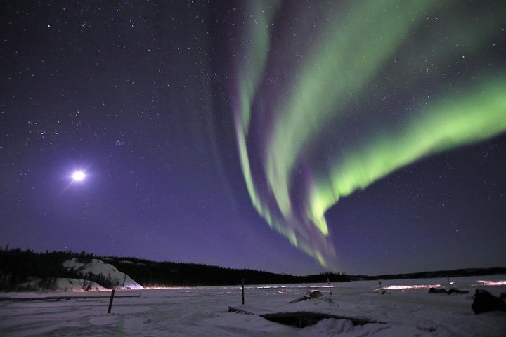 Turistas a observar a Aurora Boreal de um autocarro no Ingraham Trail em Yellowknife, Canadá, foto 11 | wizardtrip