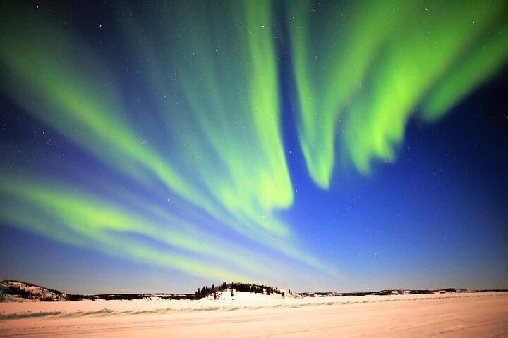 Turistas a observar a Aurora Boreal de um autocarro no Ingraham Trail em Yellowknife, Canadá, foto 12 | wizardtrip