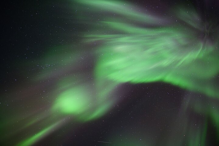 Turistas a observar a Aurora Boreal de um autocarro no Ingraham Trail em Yellowknife, Canadá, foto 13 | wizardtrip