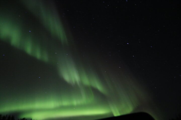 Turistas a observar a Aurora Boreal de um autocarro no Ingraham Trail em Yellowknife, Canadá, foto 16 | wizardtrip