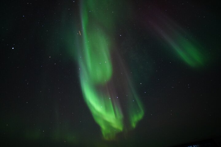 Turistas a observar a Aurora Boreal de um autocarro no Ingraham Trail em Yellowknife, Canadá, foto 17 | wizardtrip