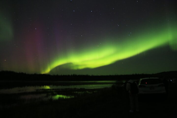 Turistas a observar a Aurora Boreal de um autocarro no Ingraham Trail em Yellowknife, Canadá, foto 18 | wizardtrip