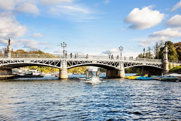 Amphibious bus tour in Stockholm, exploring city landmarks from land and water, photo 7 | wizardtrip